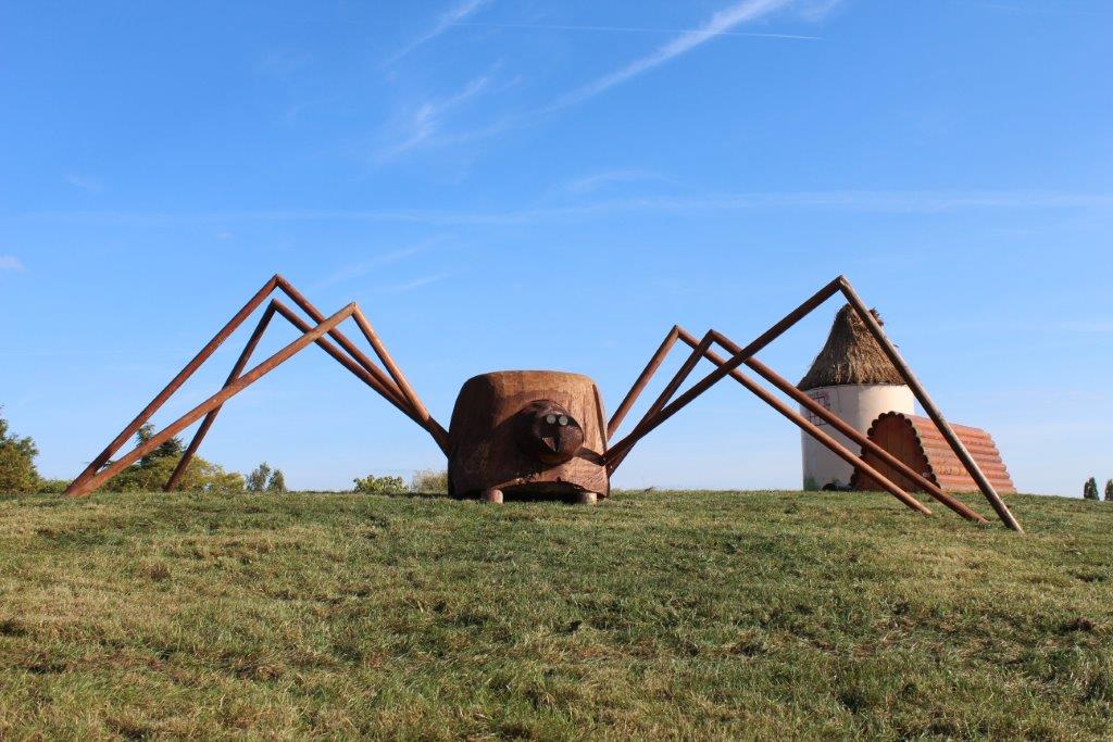 L'araignée et le moulin sur la nouvelle butte