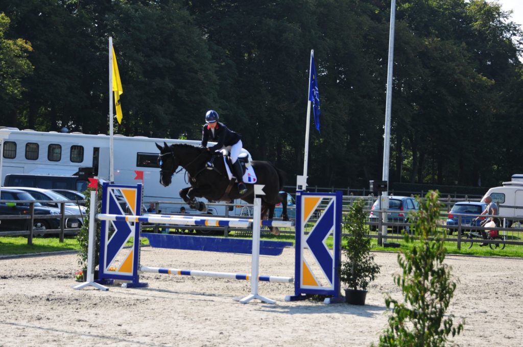 Marie-Charlotte Fuss en tête de la pro 1 de Saumur avant le cross