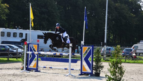 Marie-Charlotte Fuss en tête de la pro 1 de Saumur avant le cross