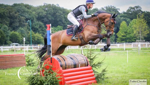 Grand National FFE – les écuries au départ sont aux couleurs des partenaires France Complet !