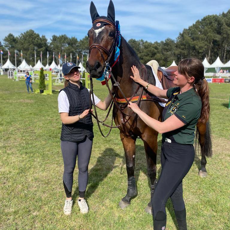 En Route pour les Mondiaux : les Grooms parlent de leur Cavalier – Laura Schmitt