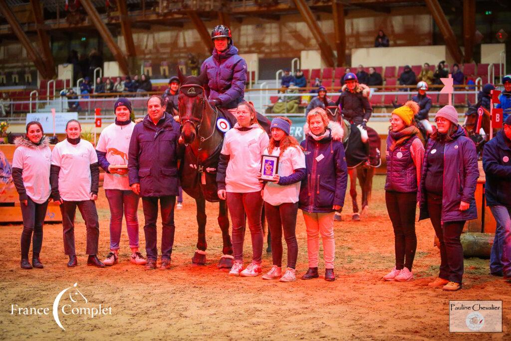 Les bénévoles des Journées du Complet 2023 entourant Maxime Livio. Merci à eux ! - Photo P. Chevalier