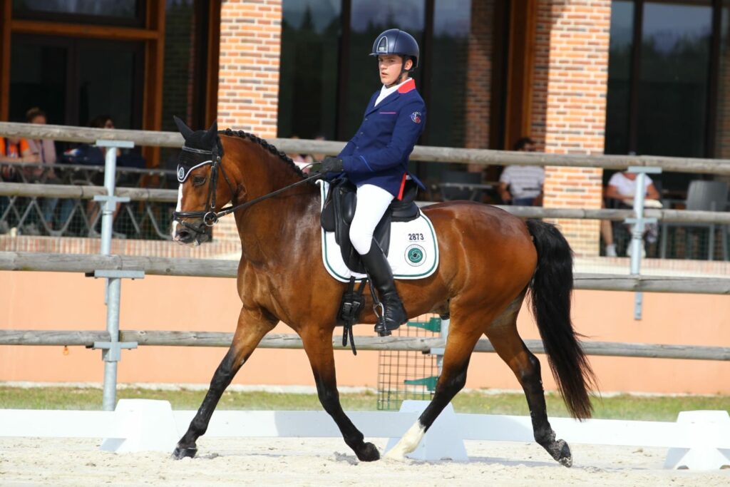 Championnat d’Europe Poney – Maxime Goutailler en tête après le dressage : « le cross est massif et technique mais je le sens assez bien ! »