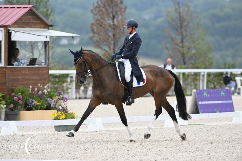 Premier jour de dressage aux côtés de Bettina : « On préfère être ici sous la pluie que de ne pas être aux 5* de Pau ! »