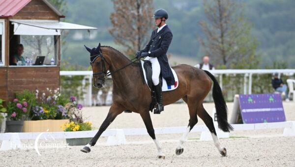 Premier jour de dressage aux côtés de Bettina : « On préfère être ici sous la pluie que de ne pas être aux 5* de Pau ! »