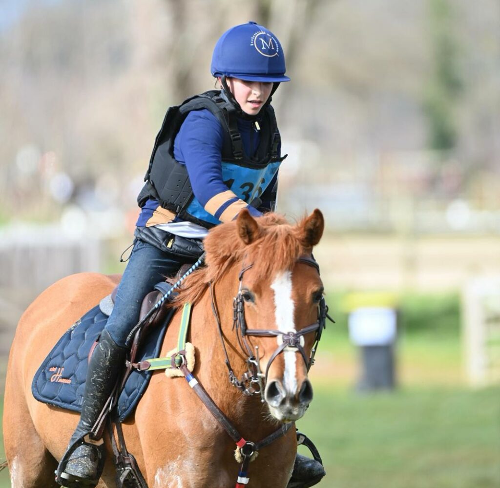 Portrait de Cav’ Poney – Allister Muriel, gagnante de l’As Poney Elite de Cornillon avec Coccinelle de la Rive